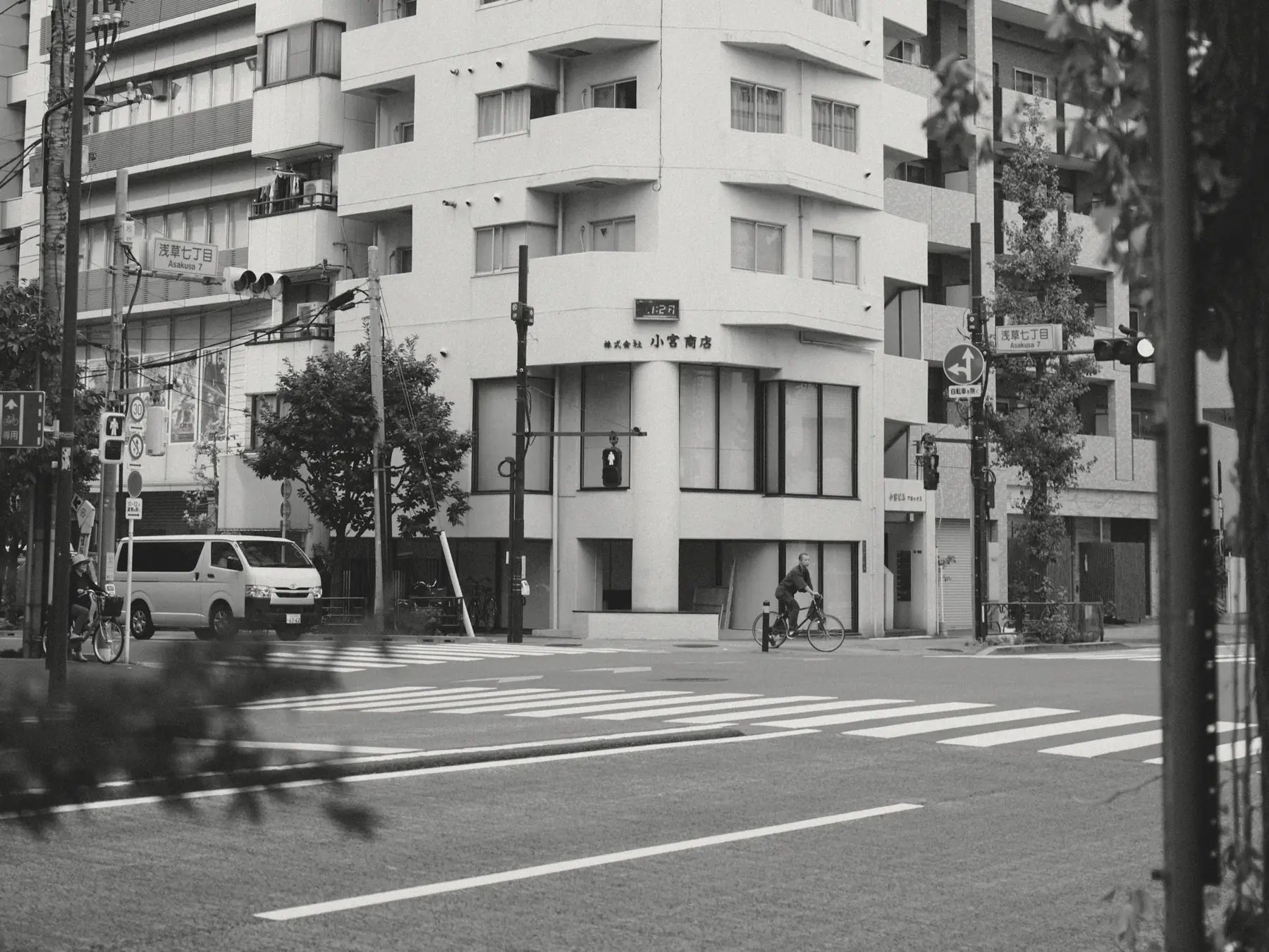 平日の東京の街角。交差点を自転車が渡っていく